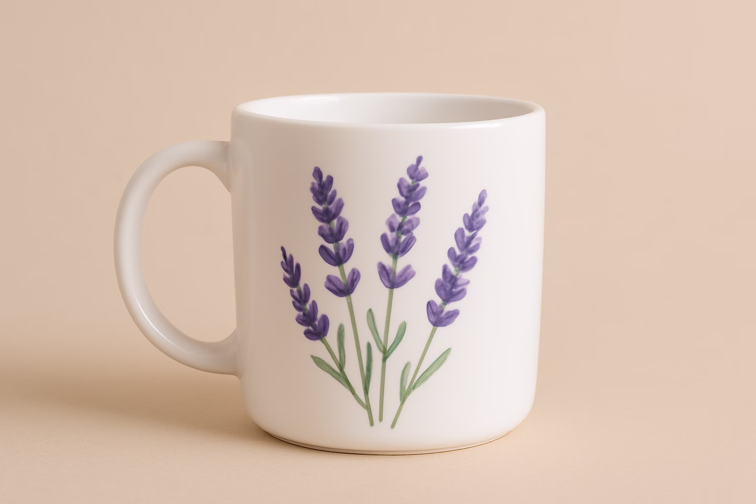 Eine weiße Tasse zum bemalen mit Lavendel als Motiv