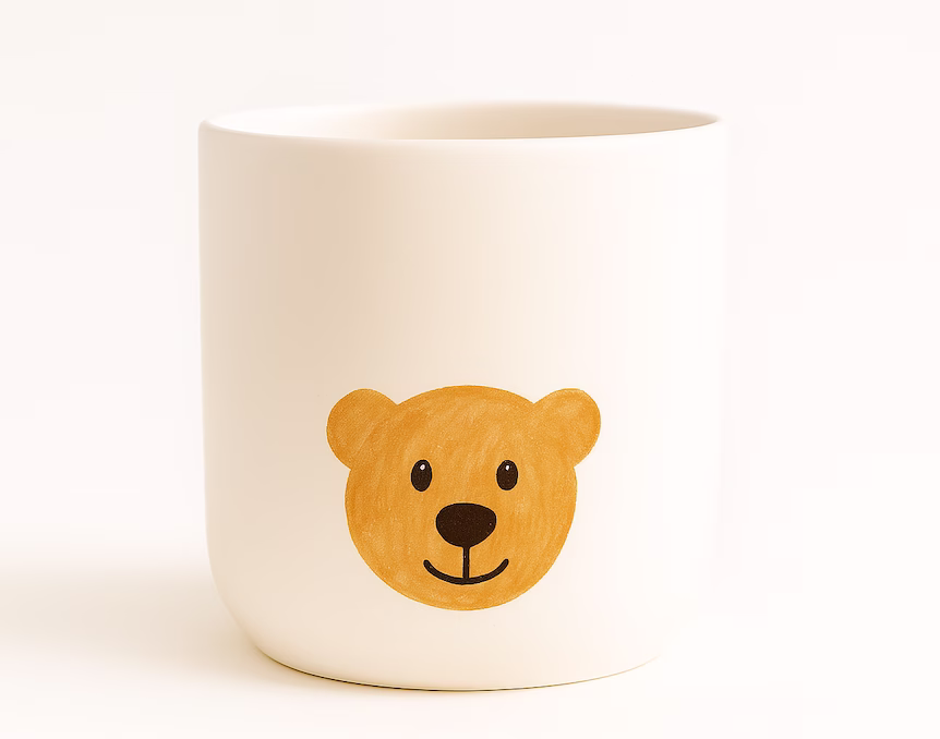 Tassen bemalen Ideen gibt es viele - hier ist ein Teddybär als Motiv auf dem Becher